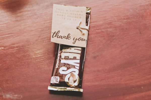 gold-and-white-gender-reveal-party-favor-hersheys-chocolate-with-tag