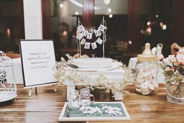 gold-and-white-gender-reveal-party-table