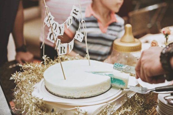 gender-reveal-by-cake