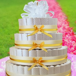 white-and-gold-personalized-custom-favor-cake-400