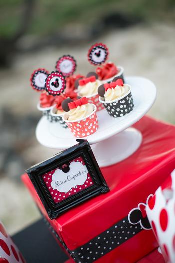 minnie mouse picnic party red black polka dots cupcakes