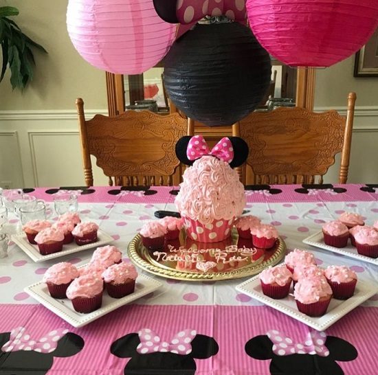 minnie mouse giant straweberry cupcake