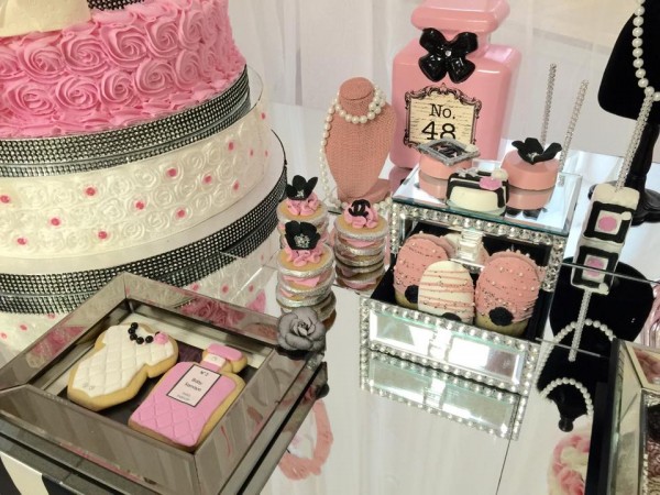 Modern-Chic-Chanel-Baby-Shower-Cookies