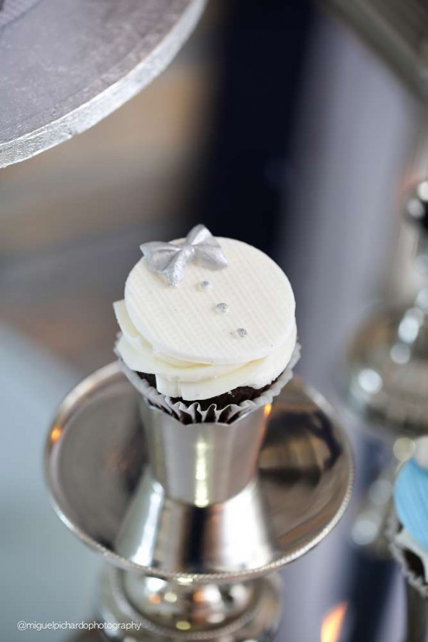 Sophisticated-Mustaches-And-Bows-Baby-Shower-Cupcake