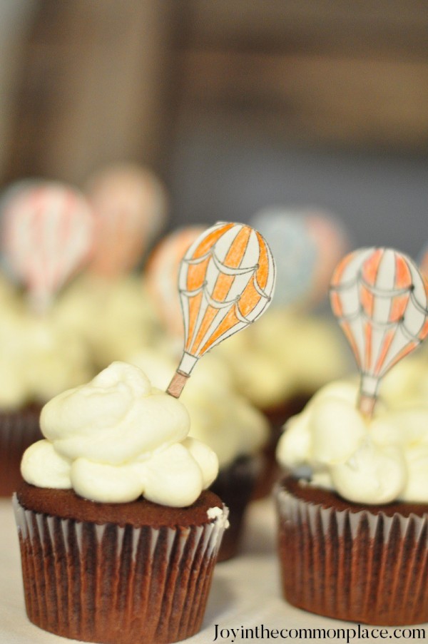 Classic-Hot-Air-Balloon-Baby-Shower-Cupcakes