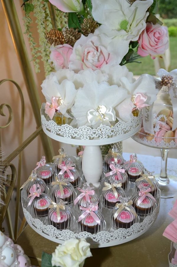 whimsical-spring-swing-celebration-cupcakes