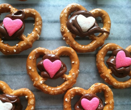 valentines-day-pretzel-heart-center