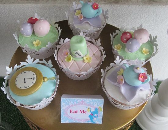 alice in wonderland themed cupcakes