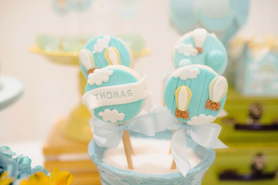 cute blue cloud and air balloon oreo cakepops details
