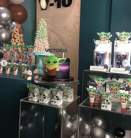 baby yoda dessert table