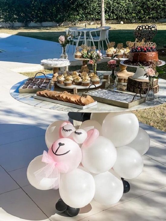 fun little lamb balloon decoration