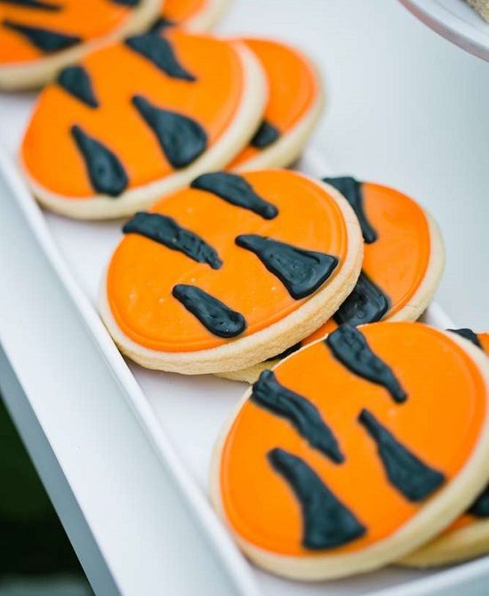 tiger-patterned cookies