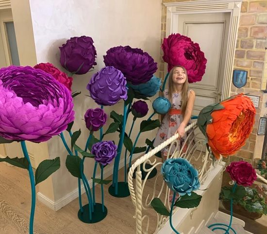 oversized-flowers-in-alice-in-wonderland
