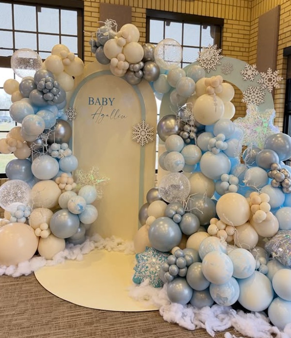 winter baby shower balloon arch