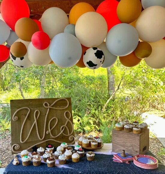 cowboy-balloon-garland