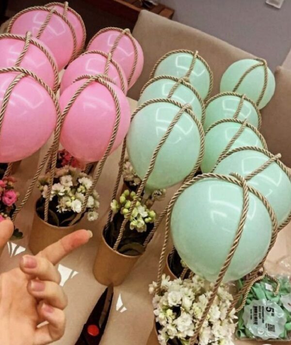 creative simple hot air balloon centerpiece using regular balloons