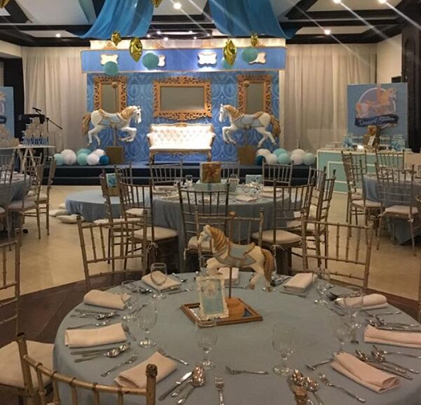 miniature-replicas-of-carousel-horse-centerpieces