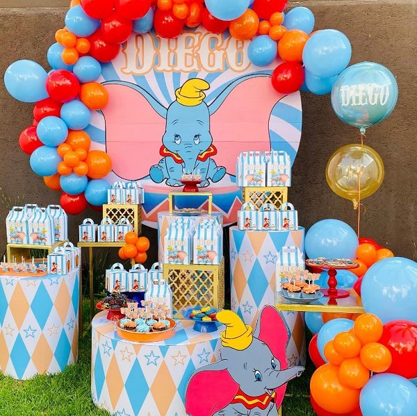 circus dumbo party candy bar and garlands