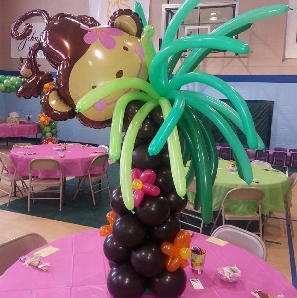 jungle-palm-tree-balloon-centerpiece