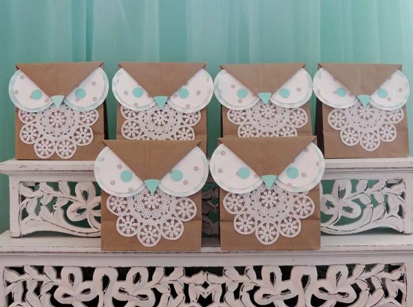 cute-owl-eyes-favor-bags-with-doilies