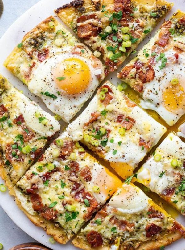 breakfast pizza with egg