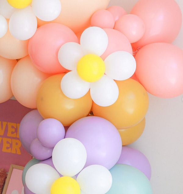 Groovy Baby DIY balloon garland with daisy