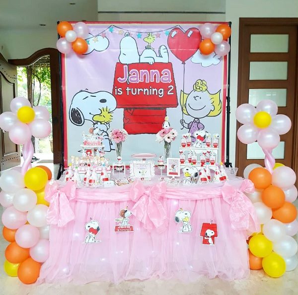 beautiful pink snoopy party candy bar table