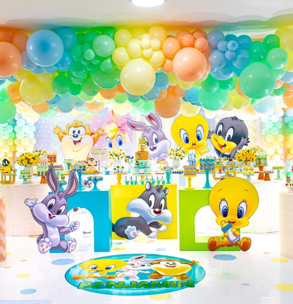 Baby Looney Tunes baby shower setup