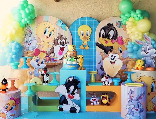 Looney Tunes characters decorations and props