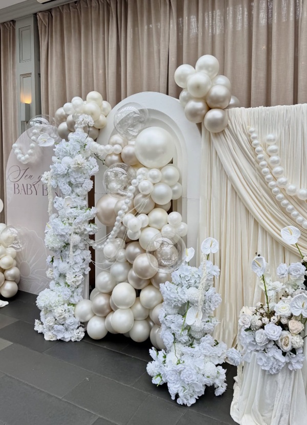 Neutral ivory pearl decors and ocean theme backdrop